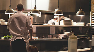 Kurzarbeitsbonus für März in der Hotellerie Der Kurzarbeitsbonus beträgt maximal 1.000 Euro pro Mitarbeiter